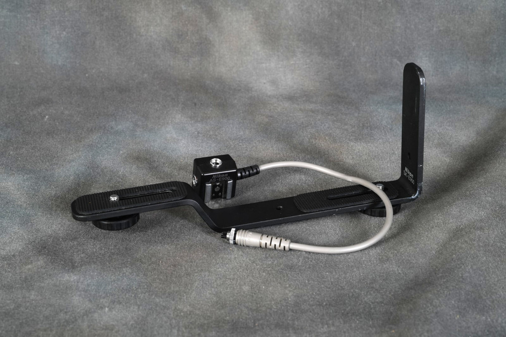 Nikon SK-E900 External Multi-Flash Bracket/Nikon AS-E900 Cable