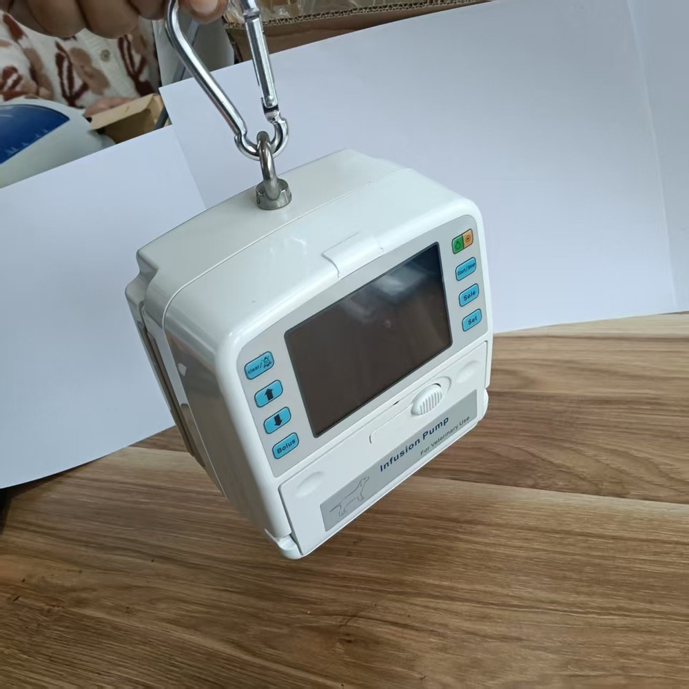 With heating and real-time alarm function, touchscreen infusion pump