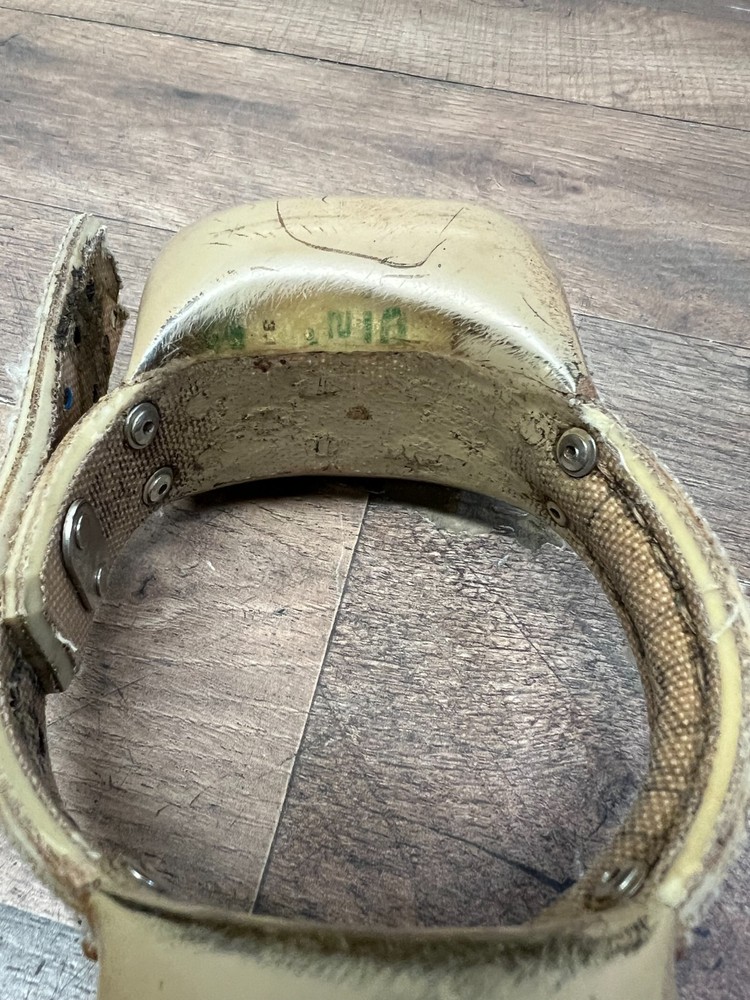 Wildlife tracking collar