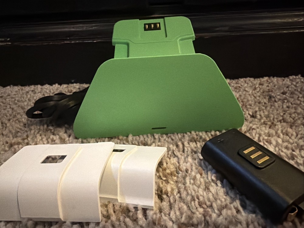 Razer Universal Quick Charging Stand, Covers, & Battery Pack (Xbox Series X / S)