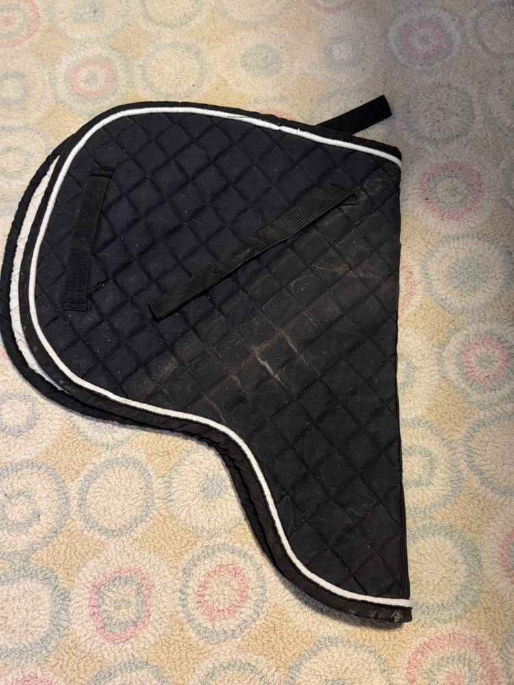 4 saddle pads in this bundle- multiple brands.