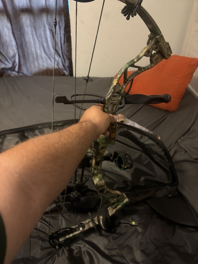 Compound Bow Camouflage Black Right Hand with Accessories and Case