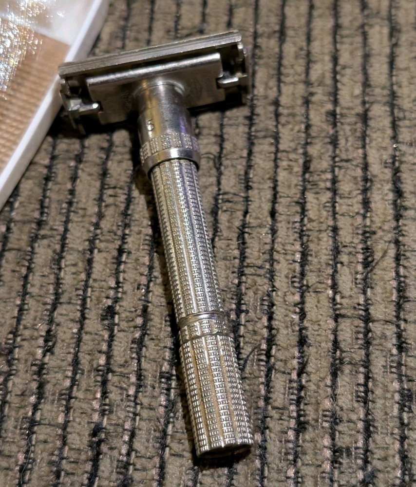 Gillette SLIM Handle Adjustable Razor - TTO - L-2 - 1966 Model - With Case