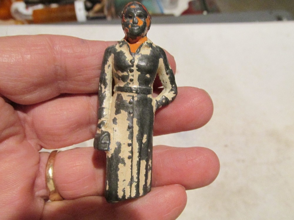 CAST IRON NURSES 2.75 INCHES TALL