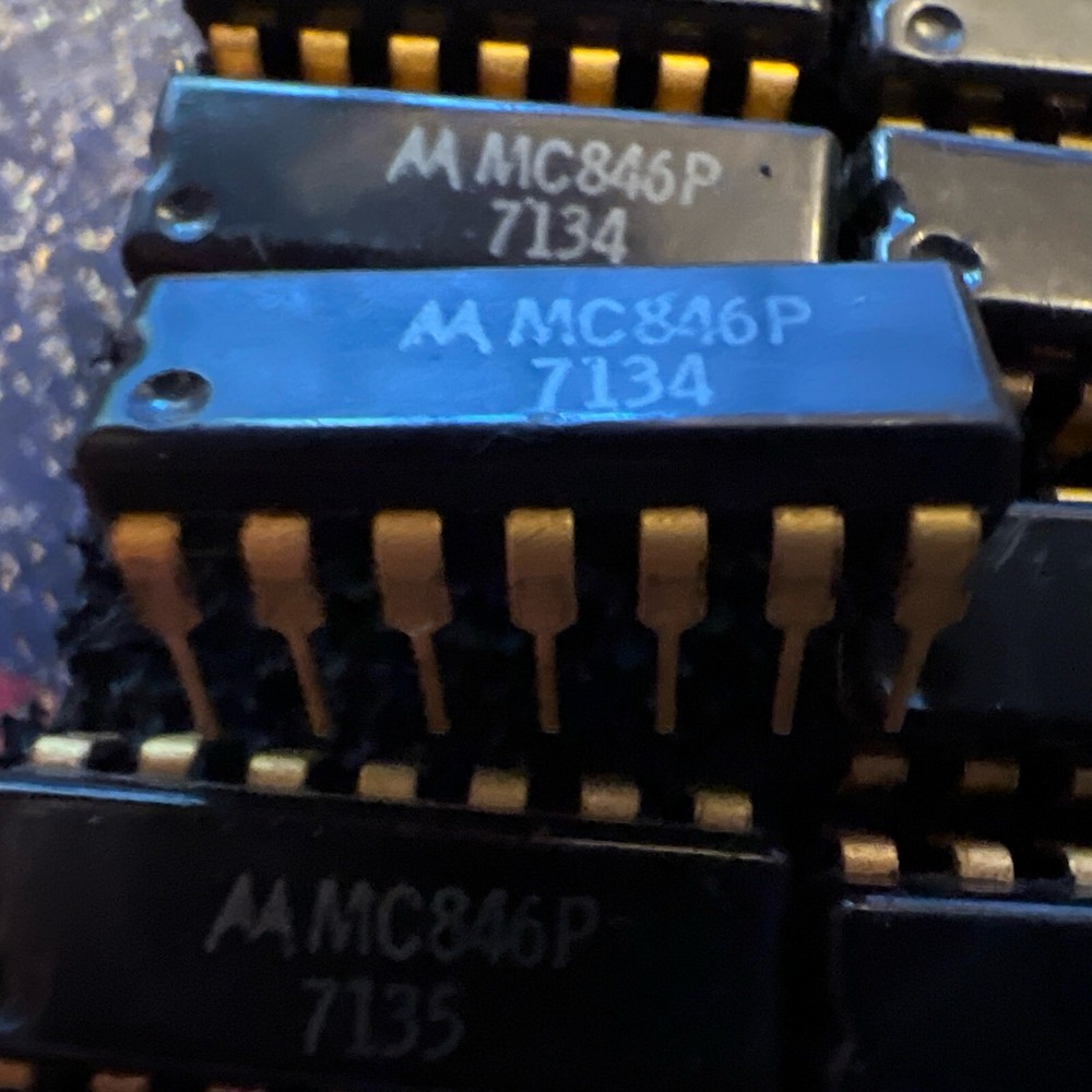 ** QUANTITY 1 ** MOTOROLA MC846P RARE GOLD PINS