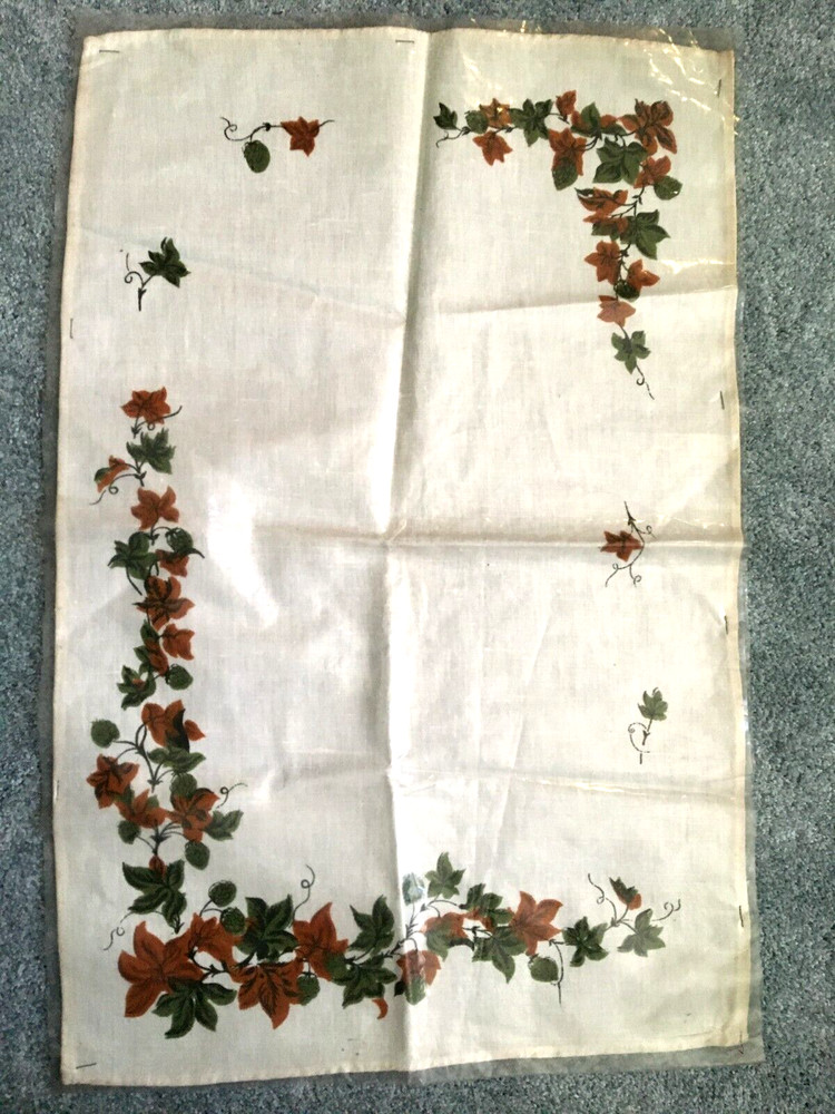 TABLE RUNNER TOPPER Doily RECTANGULAR Fall Leaves Berry Vine WHITE CLOTH 27" VTG