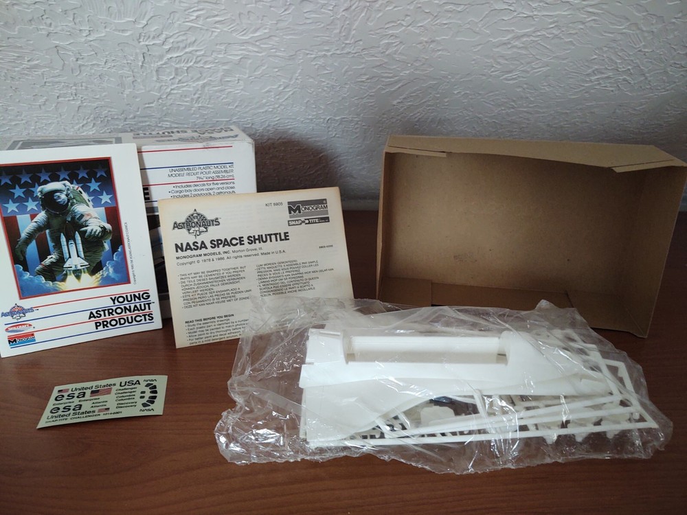 Young Astronauts Nasa Space Shuttle model kit Monogram 1986