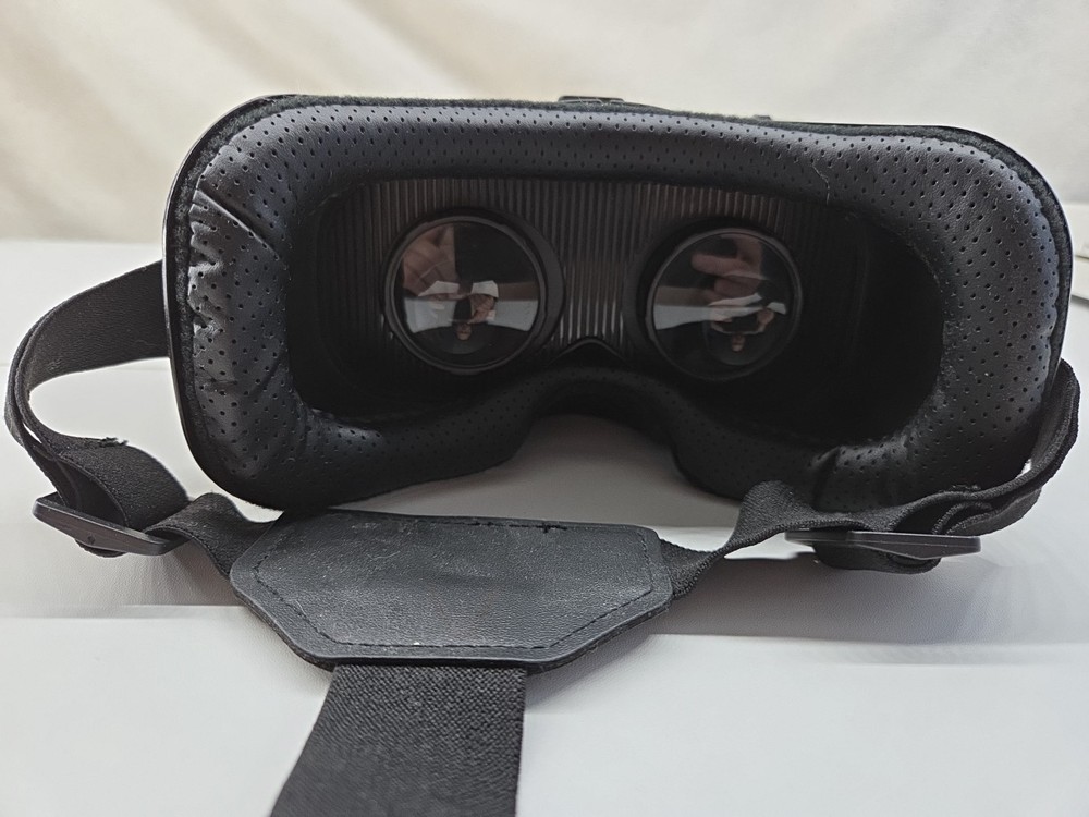 Veebz VR Headset for iPhone & Android Game Play Virtual world - Good Condition