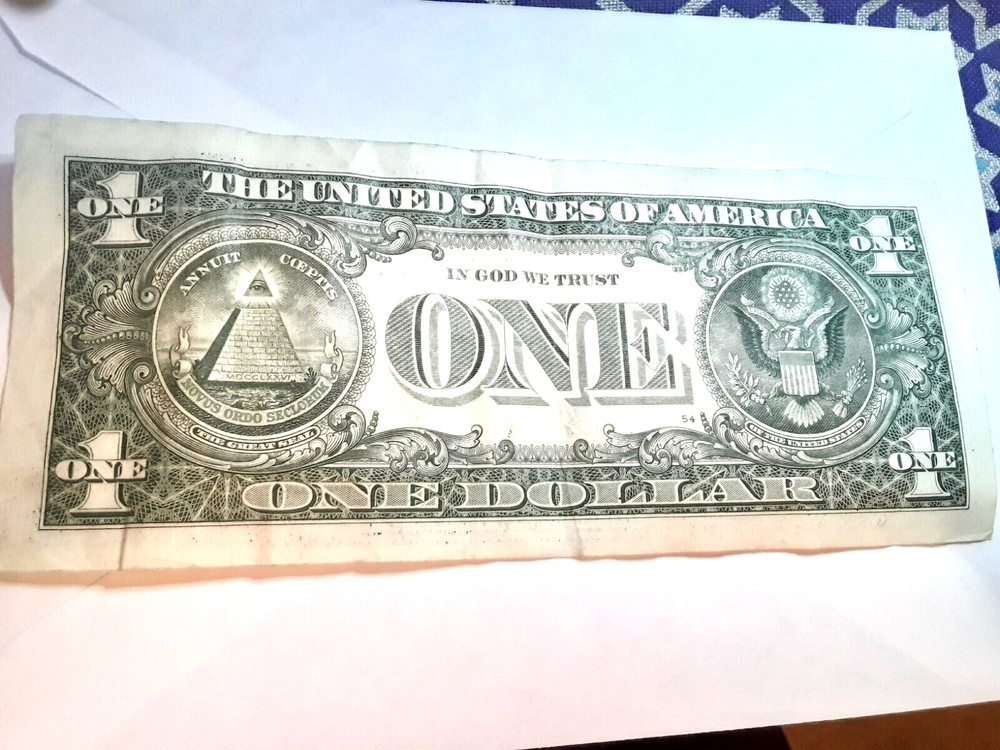 one dollar serial number print error. Ink between numbers