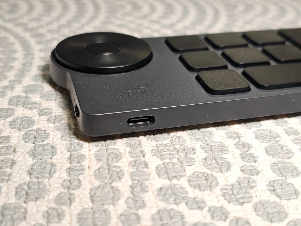 XPPen ACK05 Wireless Shortcut Remote - Digital Drawing Tool - Barely Used