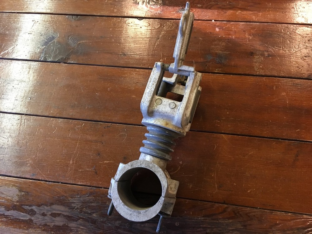 Insulated hotarm mounted conductor stringing block