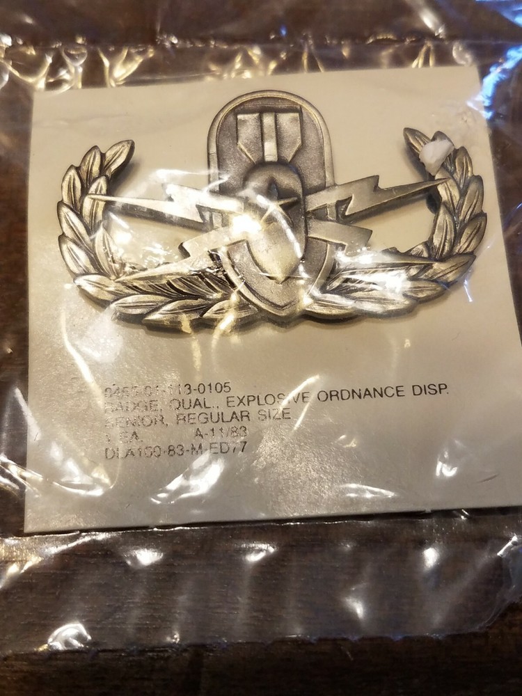 EXPLOSIVE ORDINANCE QUALIFICATION BADGE "1983 ISSUE" ORIGINAL & SEALED!