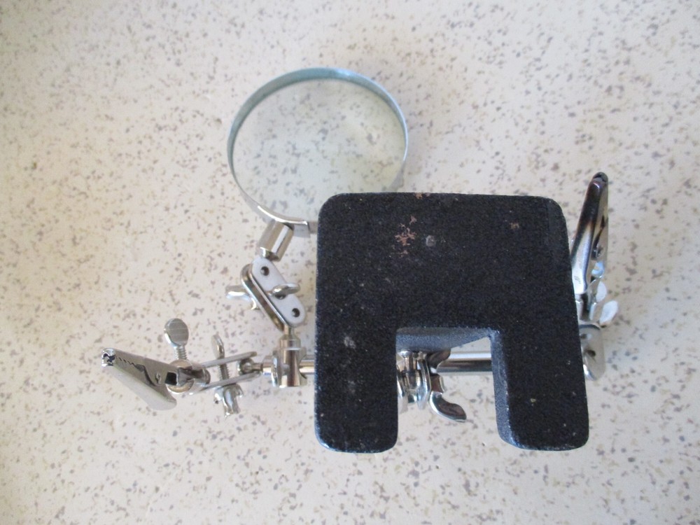 WORKBENCH MAGNIFYING GLASS, CLIPS FOR FINE DETAIL WORK, ADJUSTABLE, 2.5" MAGNIFY