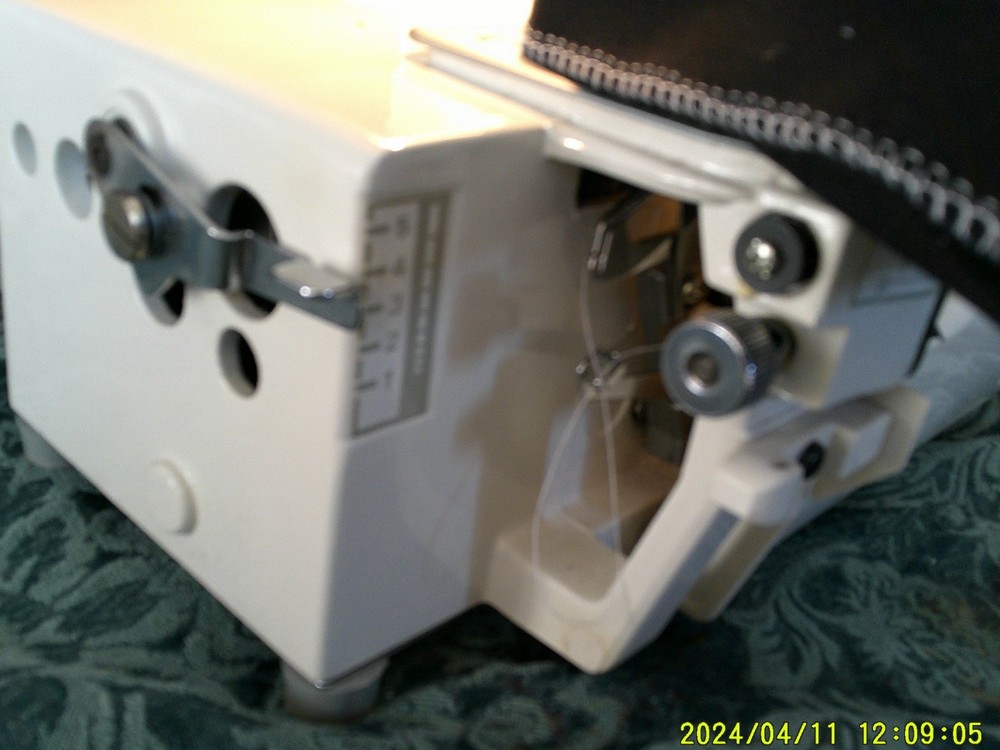 TOYOTA 6700 SEGER SEWING MACHINE (WORKING)