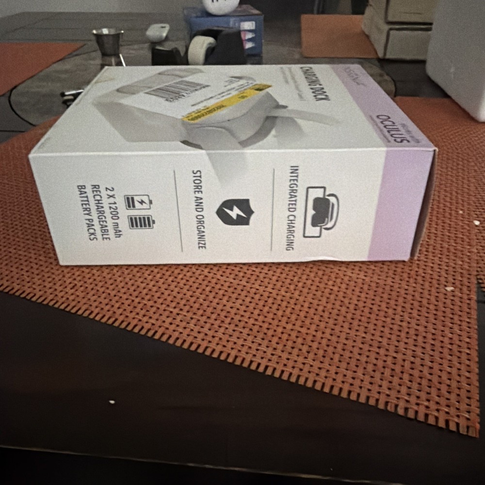 Insignia - Meta Oculus Quest 2 Charge Station - White - NS-Q2CS