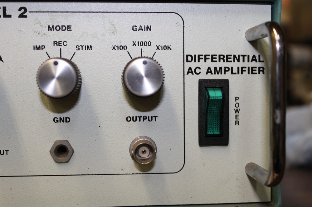 A-M Systems MODEL 1800 differential AC amplifier