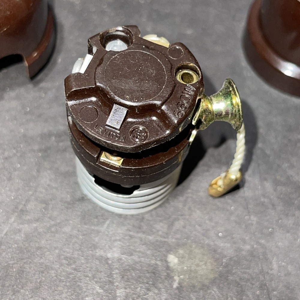 NEW LEVITON ELECTROLIER PULL CHAIN BAKELITE SOCKET WITH 1/8-27 IPS THREAD