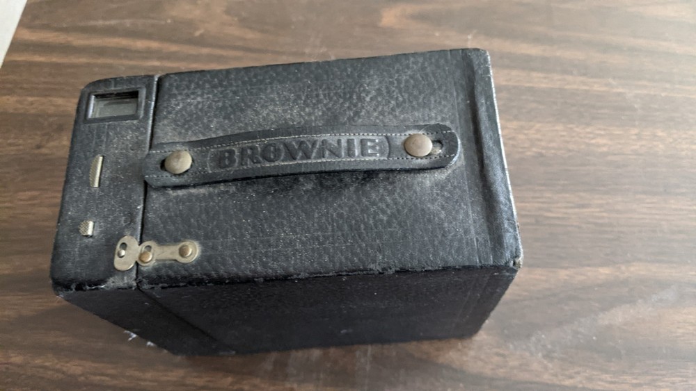 VINTAGE KODAK BROWNIE 2A BOX CAMERA--UNTESTED