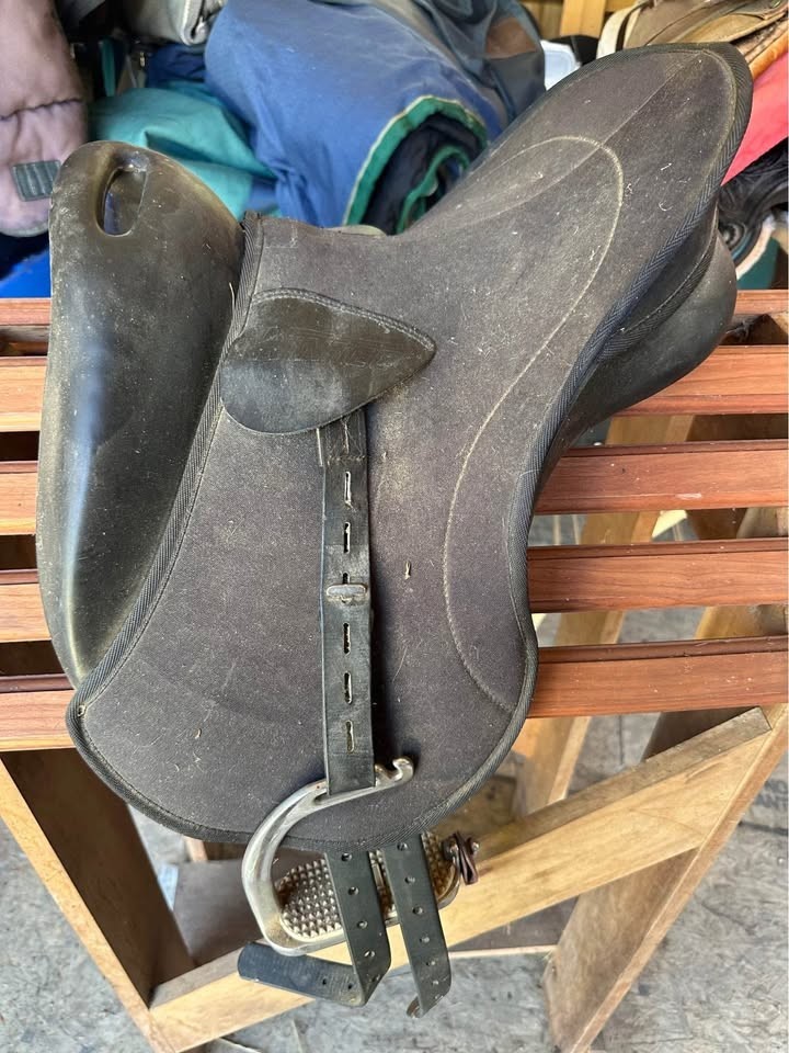 Wintec Kids Saddle built in handle