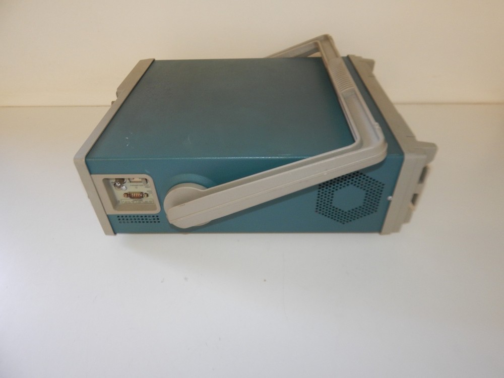 TEKTRONIX 2211 DIGITAL STORAGE OSCILLOSCOPE (IWJ6)