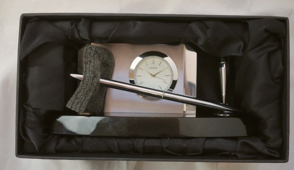 Citizen: Desk Clock With Pen
