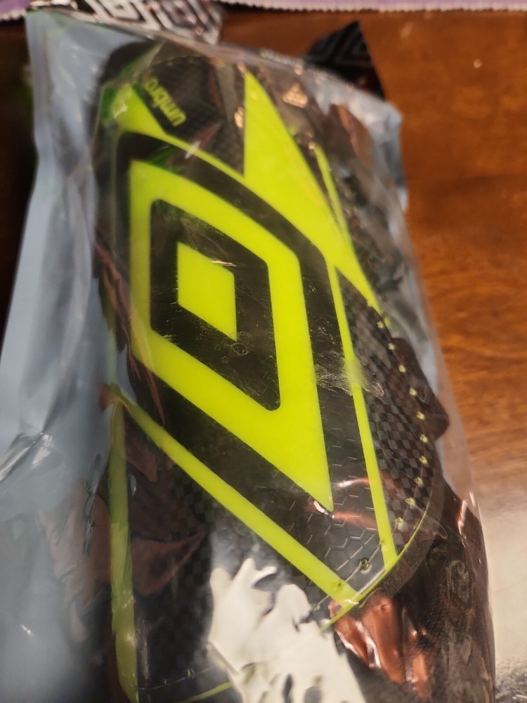 Umbro Junior Stirrup Soccer Shinguards 4' 7"- 5' 3"