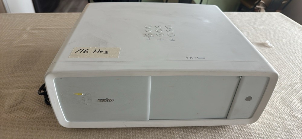 Sanyo PLV-Z2000 Projector 716 Hours