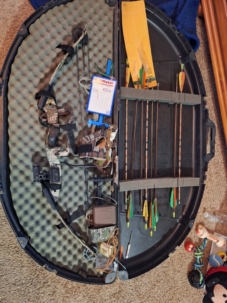 pse compound bow with hard case and extra accesories. see photos.