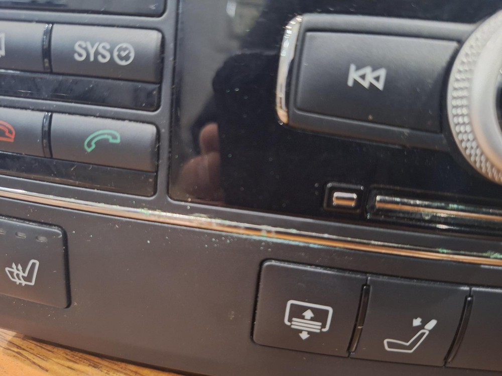 10 MERCEDES E350 Command Head Unit ID# 2129063201