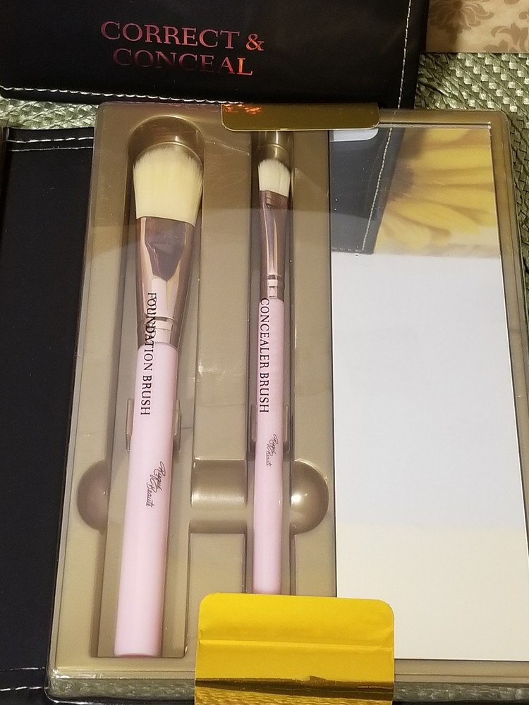 Risque Beaute Correct & Conceal Pallette Kit with Brushes 1.1 oz NEW