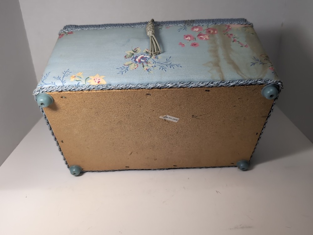 Vintage Sewing Box With Random Items Inside (A347)
