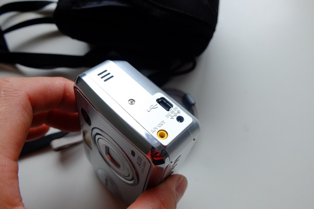 Fujifilm FinePix A370 5.2MP Compact Digital Camera + Case No Memory card Working