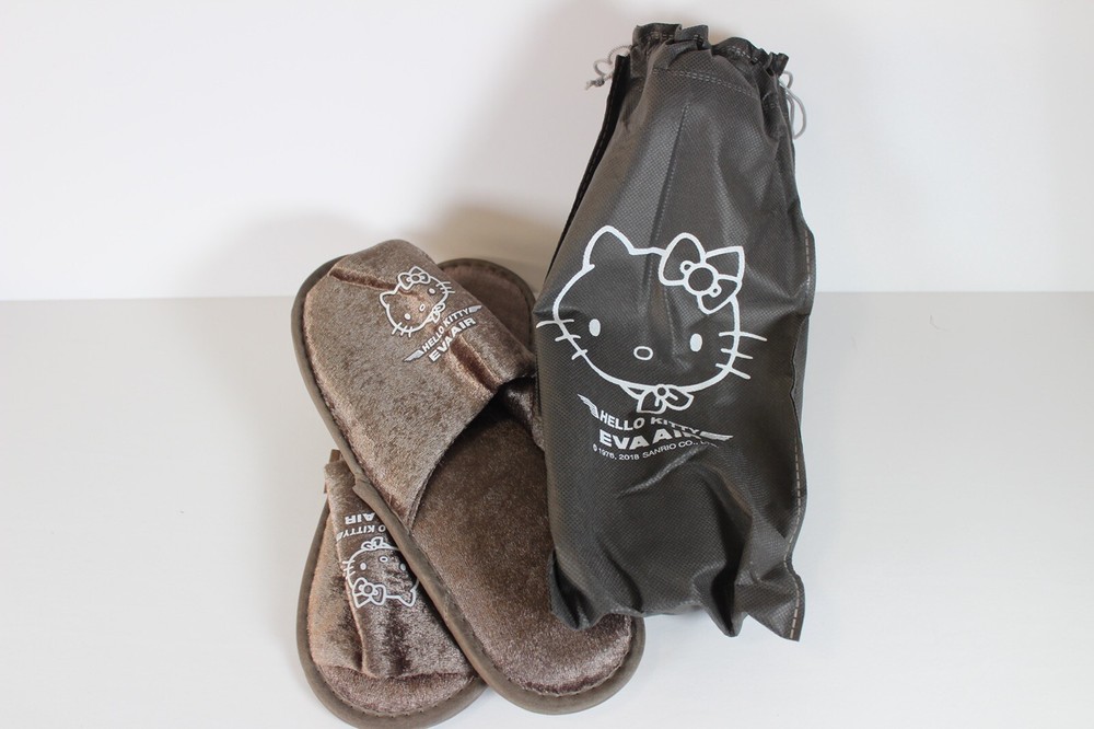 eva air hello kitty business class slippers