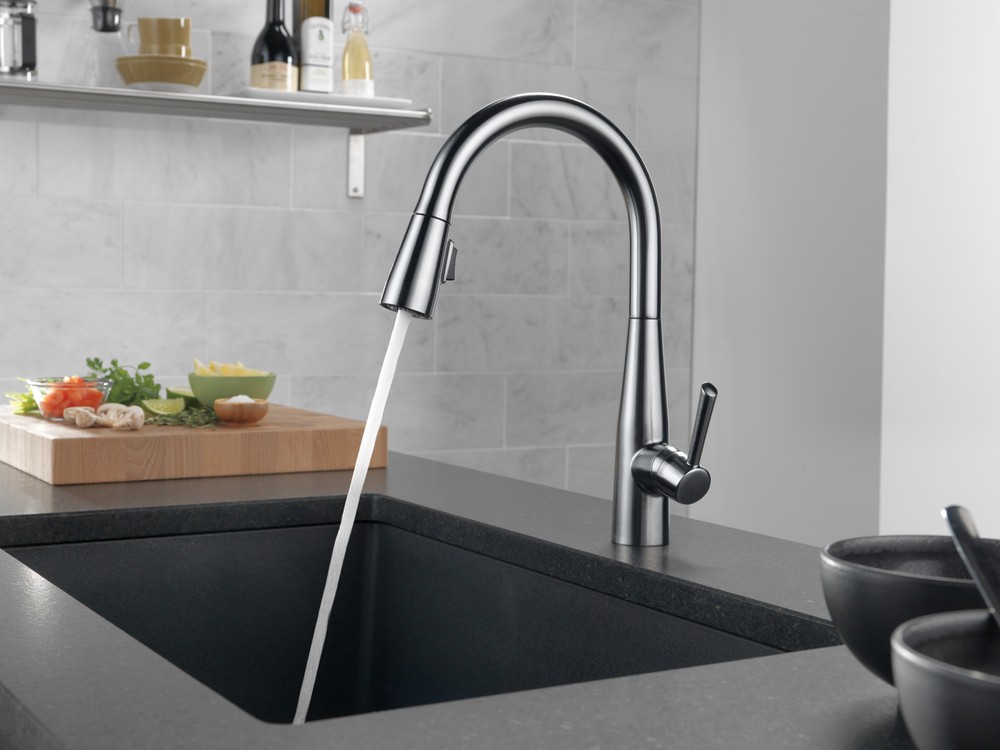 Delta Essa Pull-Down Kitchen Faucet in Arctic Stainless-Certified Refurbished