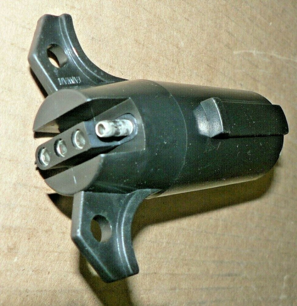 Bully TC 132 Towing Adapter 7 Pin Round to 4 Flat- Bully TC 132