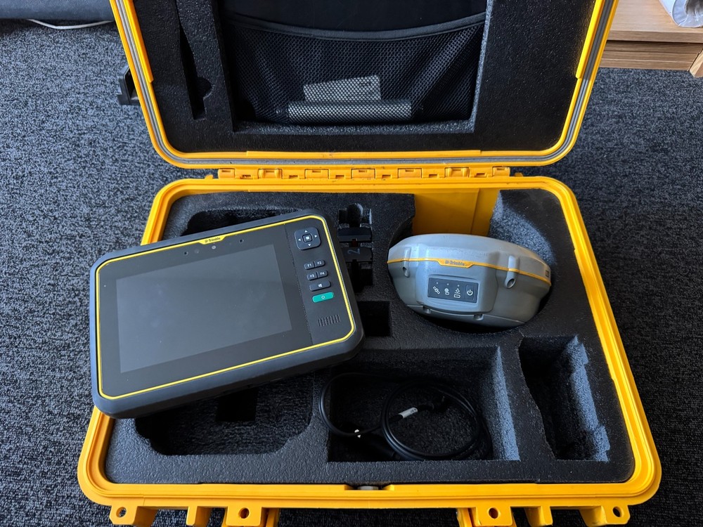 Trimble R8S  Model 4 with trimble t7 Controller and trimble access