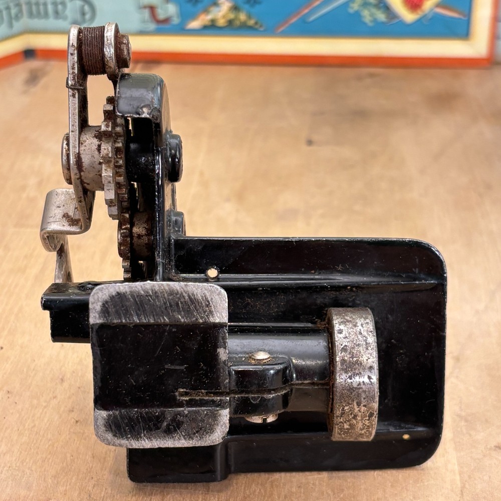 Vtg SINGER Pinking Attachment #121111 Pinker Featherweight UNTESTED