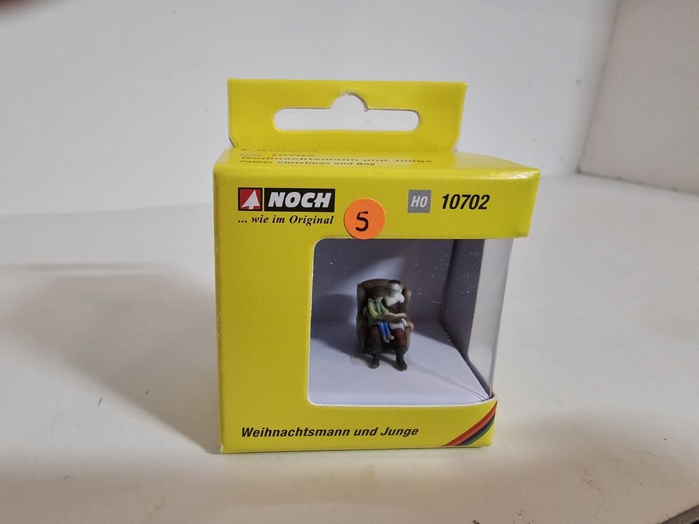 Noch Santa and Child 10702 HO Scale