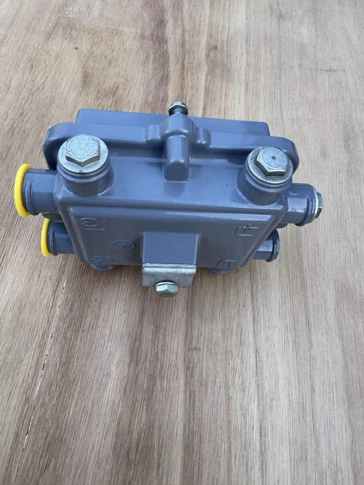 Milenium 2000 MGLSH-2F 2-Way Splitter, Line 1 GHz Bandwidth, 15 Amp
