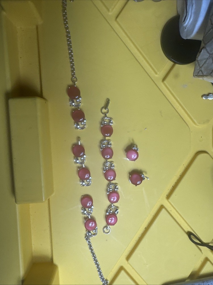 Damaged 4 Red Piece Set Look Pictures