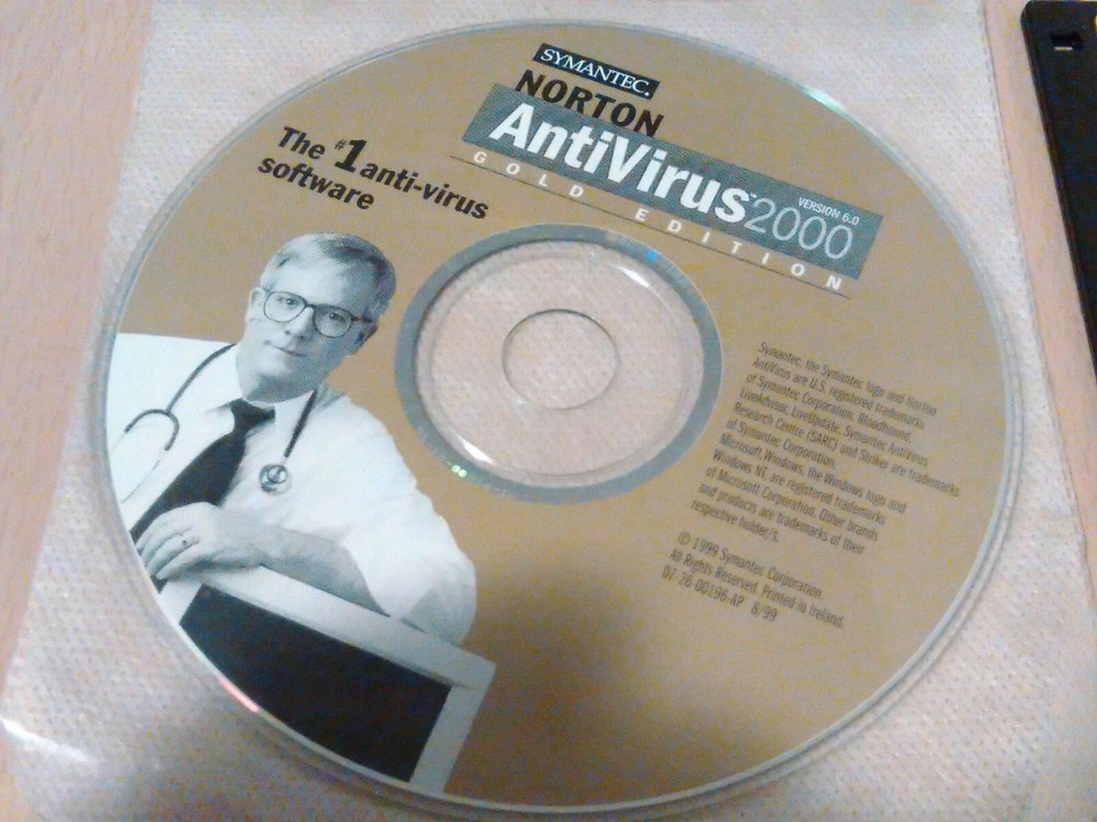 Norton AntiVirus 2000/CleanSweep 2000/Internet Security 2000 Bundle + Extras