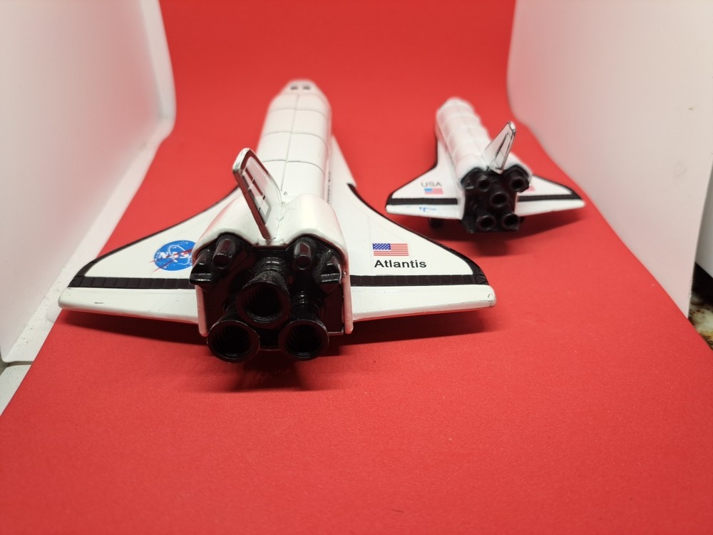 NASA Space Shuttle Atlantis Top opens Landing & Smaller Shuttle Pull-N-Go