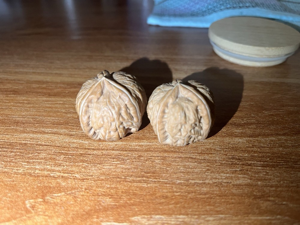 文玩核桃.平谷元包人字 小三棱。白茶一大一下 对子差一点，看好了在下单 36X37X32。34X33X29
