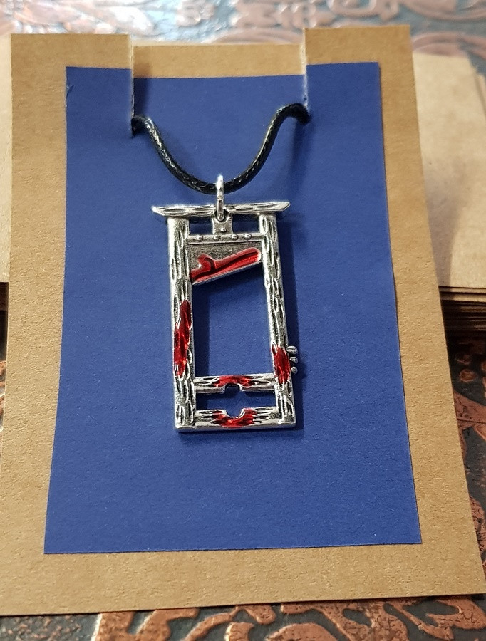 Pendant - Guillotine