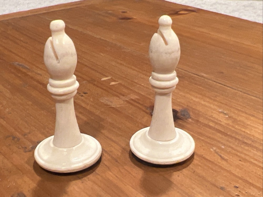 VINTAGE CARVED DYED BONE 32 PC. CHESS SET RED & WHITE Plus Extra Pieces