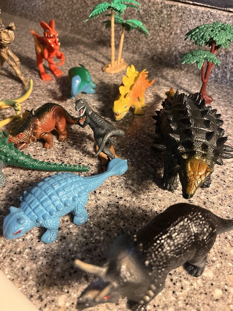 Dinosaurs Misc Plastic Toy Dinosaurs - Used good condition. 12 Various Figures