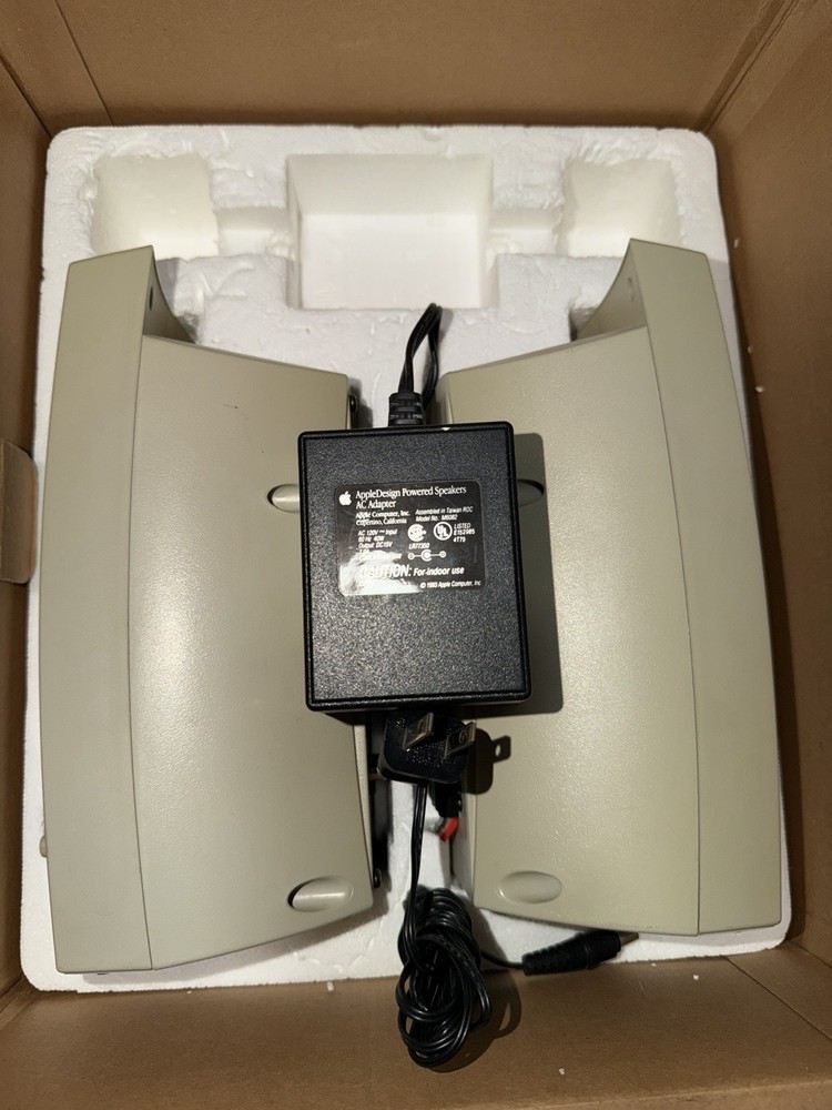 AppleDesign Powered Speakers M6082 - 1993, Missing The Grey Cable