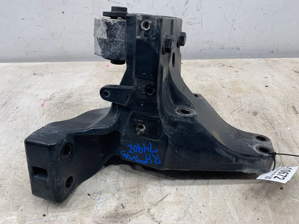 2017 Kenworth T680 Cab Mount (630-10672)