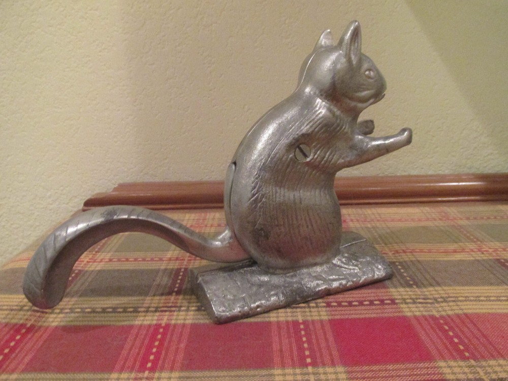 NUT CRACKER DAVY CRACKIT SILVER CAST METAL SQUIRREL TAIL LEVER OPENS MOUTH