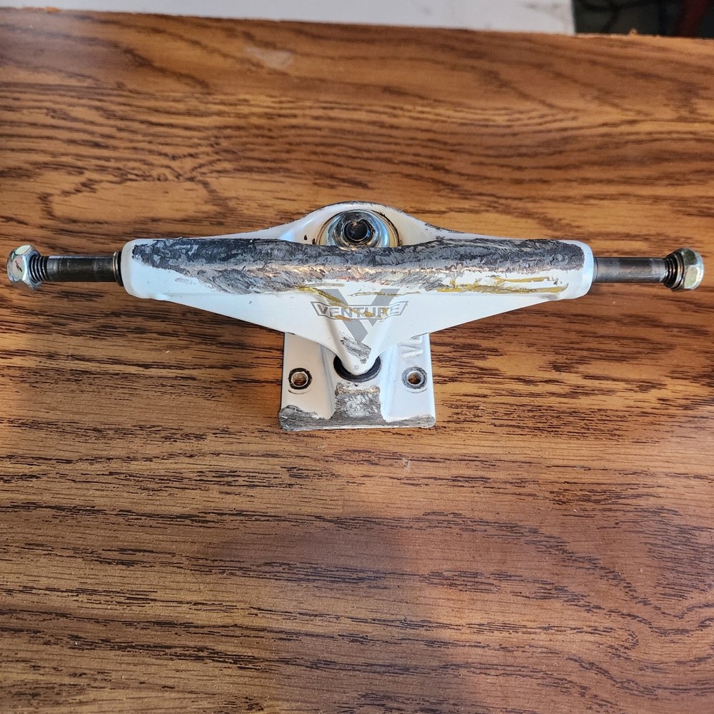Venture Trucks 5.2 8" axle white